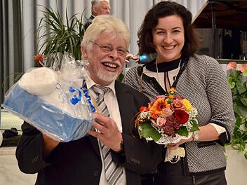 Wolfgang Back, wie ihn die meisten im Landkreis kennen. Er dankt Dorothee Bär für ihr Kommen und die Festrede bei der Vereidigung des 86. Offizieranwärter-Lehrgangs.  Foto: Kathrin Kupka-Hahn