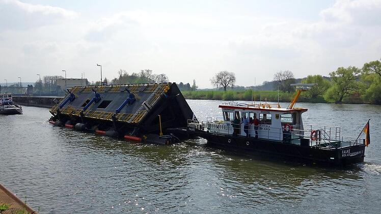 Fünf Tage dauert die Schleppfahrt von Aschaffenburg nach Viereth. Gestern ging es los. Foto: WNA
