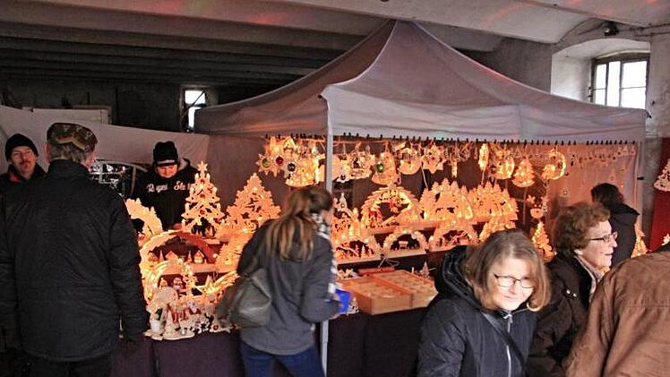 Besonders weihnachtliches Flair wurde an diesem Stand mit entsprechend beleuchteten Basteleien verbreitet.Helmut Will