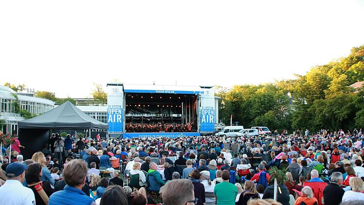 Tausende von Zuhörern bejubelten das Philharmonische Orchester des Landestheaters Coburg unter Leitung von Roland Kluttig  beim Klassik-Open-Air im Rosengarten.Foto: Jochen Berger