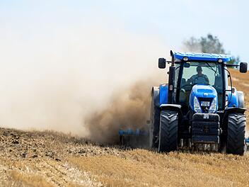 Eine junge Frau wurde bei Niederf&uuml;llbach (Kreis Coburg) schwer verletzt, als ihr Smart mit einem Traktor kollidierte. Symbolfoto: Jens B&uuml;ttner/dpa-Zentralbild/dpa