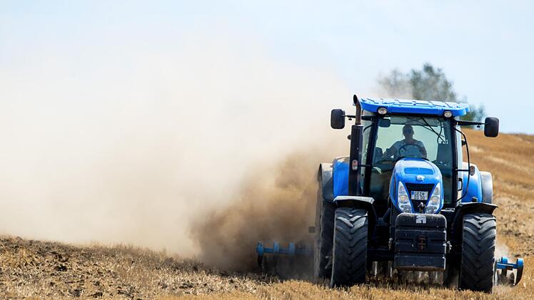 Eine junge Frau wurde bei Niederfüllbach (Kreis Coburg) schwer verletzt, als ihr Smart mit einem Traktor kollidierte. Symbolfoto: Jens Büttner/dpa-Zentralbild/dpa