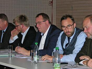 Als Gastgeber moderierte Sonnefelds Bürgermeister Michael Keilich die gemeinsame Gemeinderatssitzung. Weiter von links: Tobias Gruber, Wolfgang Kießling, Markus Mönch, Bernd ReisenweberOelzner