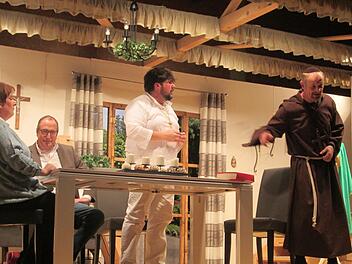 Sabine, Dr. Manger und Pater Fidelius wundern sich über Wolfgang (Dritter von links).Foto: Winfried Ehling
