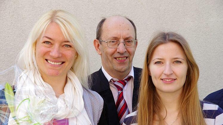 Ilona Seufert (links) hat den Dirigentenstab an Mirja Betzer übergeben.Siegfried Gottwald freut sich über die nahtlose Übergabe. Foto: Klaus Werner