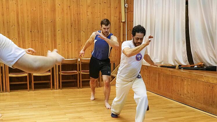 Ginga: Sportreporter Sven D&ouml;rr (links) erlernt den Grundschritt.