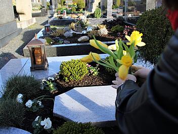 Am Grab trauern geh&ouml;rt f&uuml;r viele zum Abschiednehmen dazu. Fotos: Julia Scholl