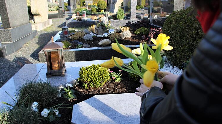 Am Grab trauern geh&ouml;rt f&uuml;r viele zum Abschiednehmen dazu. Fotos: Julia Scholl