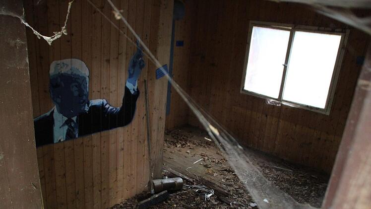 Die Schnitzeljagd führt in den Wald zwischen Uehlfeld und Vestenbergsgreuth. "The blue gallery": Der mysteriöse Künstler hat sich dort offenbar schon vor einem Jahr ein weiteres, verstecktes "Atelier" in einer verlassenen Hütte  eingerichtet. Foto: Christian Bauriedel