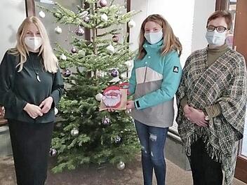 Lilly Welscher (Mitte) bei der Spenden&uuml;bergabe Foto: privat