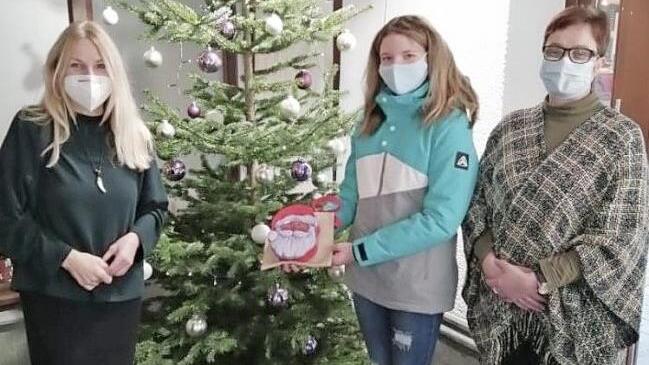 Lilly Welscher (Mitte) bei der Spenden&uuml;bergabe Foto: privat