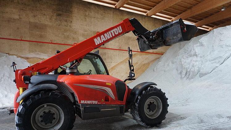 Gut gefüllt ist das Streusalzlager in Bischofsheim. Foto: Marion Eckert