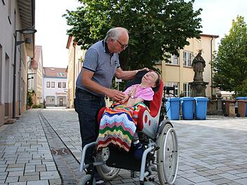 Gerd Schäfer betreut seine Schwester Helga, die als eine der letzten Bewohnerinnen noch im Hammelburger Bürgerspital (im Hintergrund) lebt. Bis Ende Oktober muss er einen neuen Heimplatz für sie finden.
