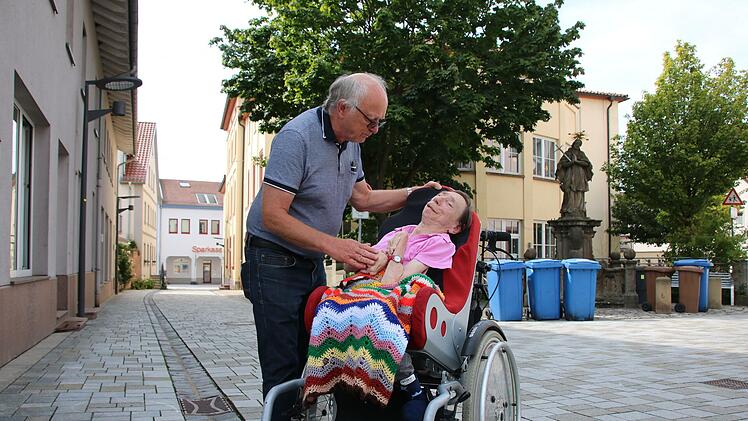 Gerd Schäfer betreut seine Schwester Helga, die als eine der letzten Bewohnerinnen noch im Hammelburger Bürgerspital (im Hintergrund) lebt. Bis Ende Oktober muss er einen neuen Heimplatz für sie finden.