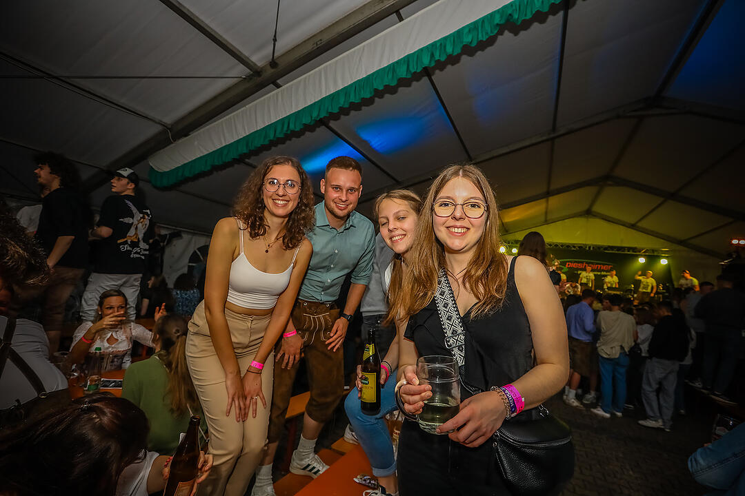 Samstagsparty im Festzelt!