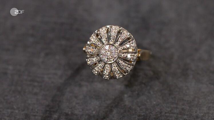 "Glitzer, Glitzer, Glitzer", beschrieb Lichter den strahlenden Cocktail-Ring, den Heide Rezepa-Zabel als Schmuck aus den 1960er-Jahren an Op-Art erinnerte. Der Wunschpreis f&uuml;r den Ring aus 585er Gelbgold und Diamanten (Carat 0,36) lag bei 700 Euro. Die Expertin taxierte 1.000 bis 1.200 Euro. Anaisio Guedes zahlte sogar 1.350 Euro.