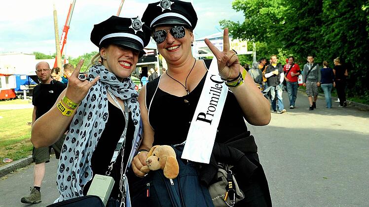 Kleine Alco-Test gef&auml;llig? Selbst ernannte Promille-Cops sind auf dem Festivalgel&auml;nde unterwegs.