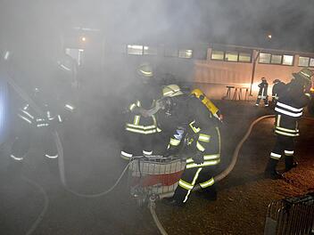 Die Sylvanersee-Ranch ist in dichten Rauch gehüllt. Die Feuerwehrleute wissen, was zu tun ist. Fotos: Ronald Rinklef