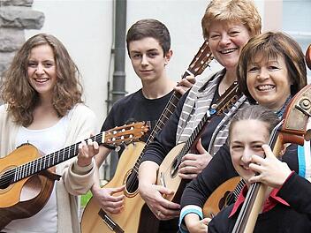 Sind mit Begeisterung beim Pfingstkurs der Musikakademie Hammelburg dabei (von links): Charlotte Endres (Gitarre), Lukas Wolz (Gitarre), Petra Breitenbach (Mandoline), Sigrid Wetzel (Mandoline) und Sophia Schneider (Kontrabass).  Foto: Gerd Schaar