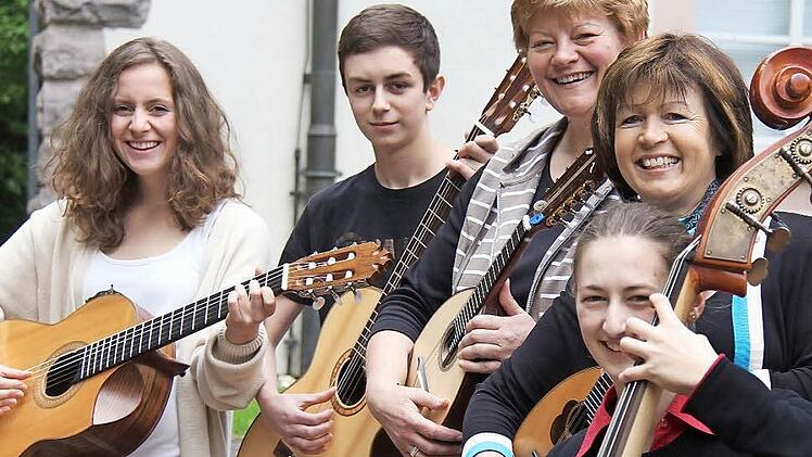 Sind mit Begeisterung beim Pfingstkurs der Musikakademie Hammelburg dabei (von links): Charlotte Endres (Gitarre), Lukas Wolz (Gitarre), Petra Breitenbach (Mandoline), Sigrid Wetzel (Mandoline) und Sophia Schneider (Kontrabass).  Foto: Gerd Schaar