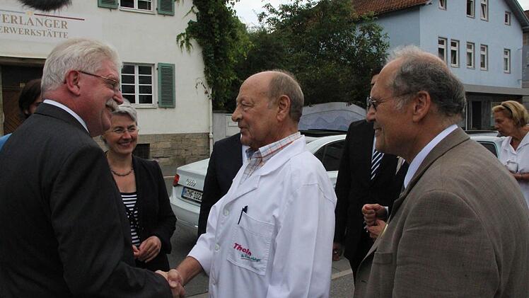 Begrüßung auf dem Hof.