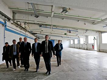 Vertreter aus der Politik treffen sich mit Mitarbeitern der Ansiedlungsagentur des Wirtschaftsministerium "Invest in Bavaria" und einem Vertreter der Firma Polytec. Fotos: Barbara Herbst