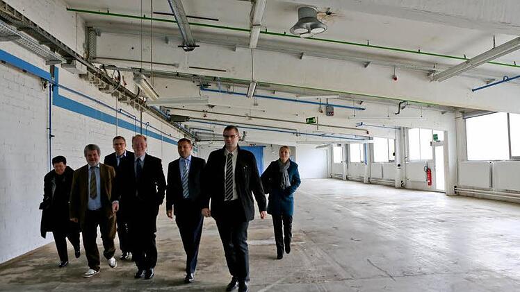 Vertreter aus der Politik treffen sich mit Mitarbeitern der Ansiedlungsagentur des Wirtschaftsministerium "Invest in Bavaria" und einem Vertreter der Firma Polytec. Fotos: Barbara Herbst