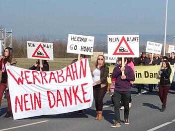 Zu Hunderten marschierten die Teilnehmer an der Großdemo gegen Flugplatz, Werrabahn und 380-kV-Leitung gestern zum Landratsamt, wo die Bürgerinitiativen gegen die Großprojekte in der Region zu einer Kundgebung eingeladen hatten. Fotos: Rainer Lutz