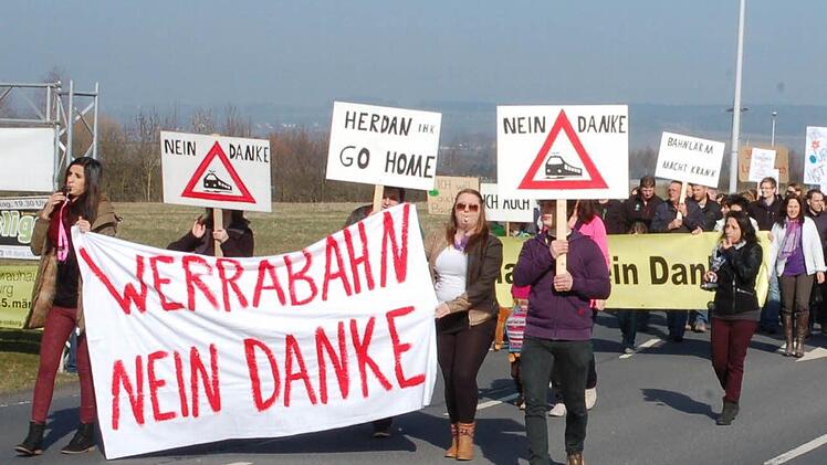 Zu Hunderten marschierten die Teilnehmer an der Großdemo gegen Flugplatz, Werrabahn und 380-kV-Leitung gestern zum Landratsamt, wo die Bürgerinitiativen gegen die Großprojekte in der Region zu einer Kundgebung eingeladen hatten. Fotos: Rainer Lutz