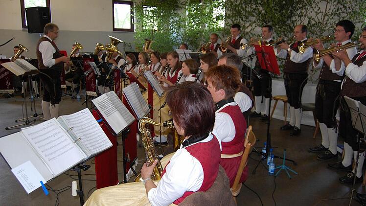 Unter dem Dach der örtlichen Feuerwehr sorgen die Hetzloser Musikanten unter ihrem unermütlichen Dirigenten Robert Knüttel immer wieder für Leben in der Ortsgemeinschaft. Foto: Günther Sraub