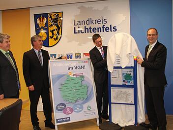 Landrat Christian Meißner und die beiden VGN-Geschäftsführer Andreas Mäder und Jürgen Haasler sowie Wirtschaftsförderer Helmut Kurz (von rechts) enthüllten am Dienstag symbolisch ein Haltestellenschild. Foto: Gerda Völk