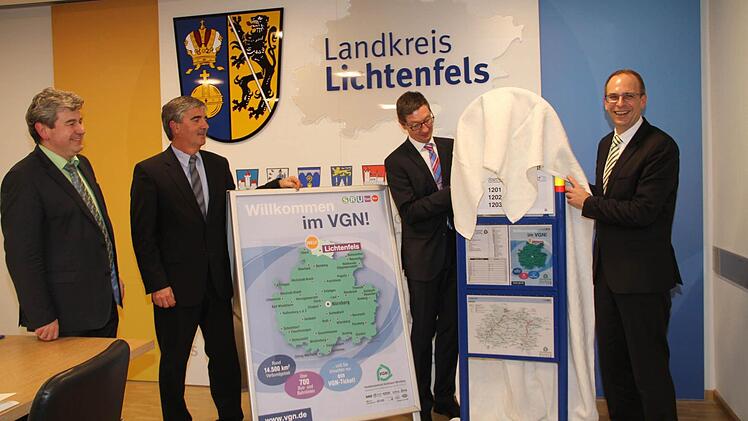 Landrat Christian Meißner und die beiden VGN-Geschäftsführer Andreas Mäder und Jürgen Haasler sowie Wirtschaftsförderer Helmut Kurz (von rechts) enthüllten am Dienstag symbolisch ein Haltestellenschild. Foto: Gerda Völk