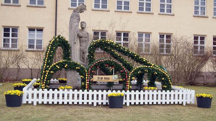Der Osterbrunnen im Bamberger Stadtteil Gartenstadt, geschmückt von der Siedlergemeinschaft; Foto: Hans Georg Ziegler
