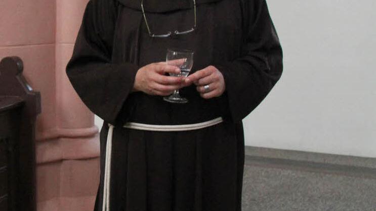 Pater Kreitmeir hat sichtlich Spaß daran, mit seiner Lesung Menschen an der Kraft des Glaubens teilhaben zu lassen.