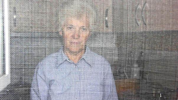 Das Fenster in der Küche ist mit Hasendraht abgeschirmt. So sollen möglichst viele Strahlen draußen bleiben, um Ruth Scholl zu schützen.