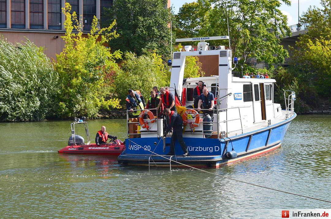 Auto geht im Main in Würzburg unter