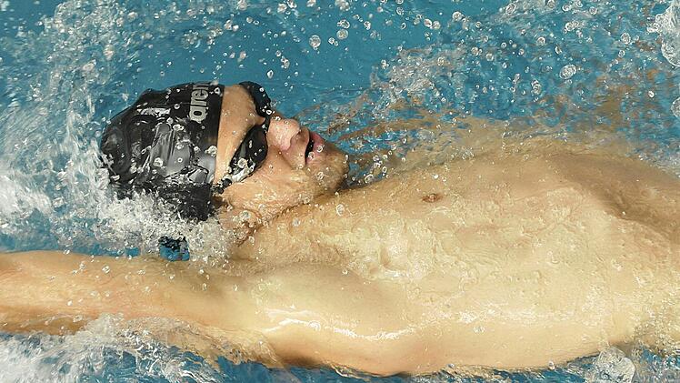 Felix Deichsel (ATS) bei einer Studie über die 50 Meter Rücken. Er errang Platz 4 in der AK 25 in 33,32 Sekunden. Foto: Karl Heinz Weber