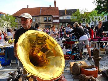 Allerlei Trödel aus Kellern und von Dachböden findet sich auf dem Viehmarkt. Foto: Gerd Schaar