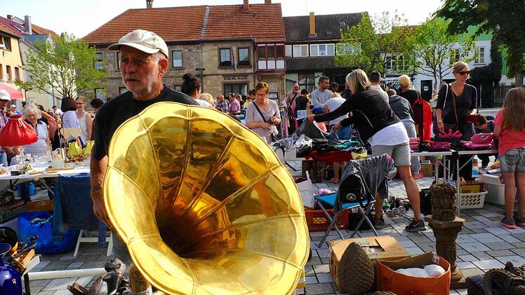 Allerlei Trödel aus Kellern und von Dachböden findet sich auf dem Viehmarkt. Foto: Gerd Schaar