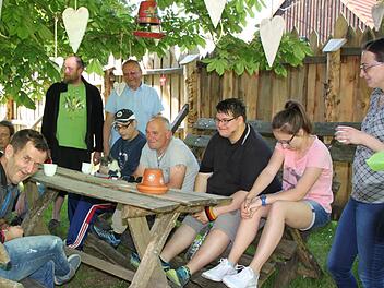 Der Betreuungsdienst Betro in Wildflecken versorgt etwa 50 psychisch erkrankte Menschen. Gründer Hilmar Ott (hinten im hellblauen Hemd) setzt sich unterfrankenweit dafür ein, dass die Rahmenbedingungen der ambulanten Betreuung besser werden. Foto: Ulrike Müller