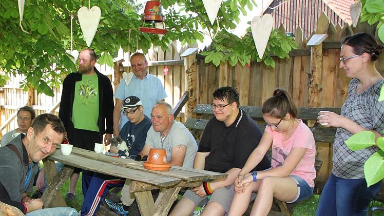 Der Betreuungsdienst Betro in Wildflecken versorgt etwa 50 psychisch erkrankte Menschen. Gründer Hilmar Ott (hinten im hellblauen Hemd) setzt sich unterfrankenweit dafür ein, dass die Rahmenbedingungen der ambulanten Betreuung besser werden. Foto: Ulrike Müller