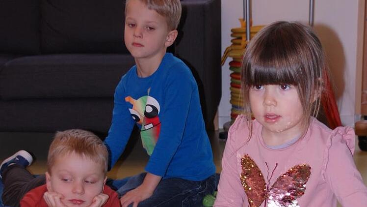 Eine Massage tut auch Kinderrücken gut. Foto: Uschi Prawitz