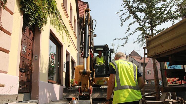 Vor dem Eingang zum Vespa-Cafe' steht ein Bagger und vor der Tür mit der Hausnummer 20 klafft eine Bauloch. Fotos: Andreas Oswald