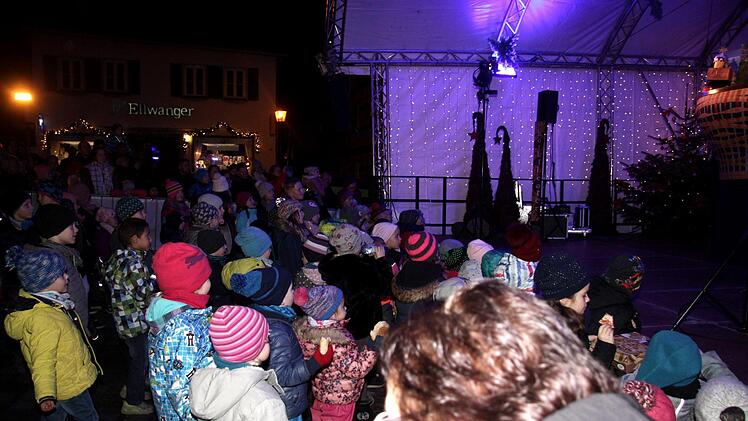 Impressionen vom ersten Türla des Lebendigen Adventskalenders     Foto: Richard Sänger