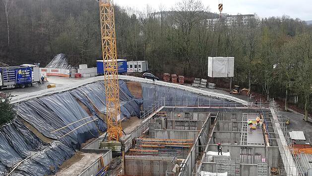 Mit Hilfe eines Krans wurden die f&uuml;nf Tonnen schweren Badezimmer-Module an ihre Standorte in den Doppelzimmern abgesetzt. Sigismund von Dobsch&uuml;tz