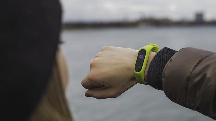 Stiftung Warentest überprüft fortlaufend neue Smart Watch- und Fitness Tracker-Modelle.
