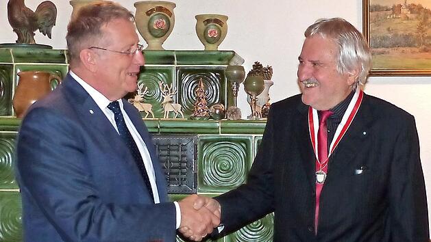 Henry Schramm (l.) dankte Albert Dorn f&uuml;r dessen unerm&uuml;dlichen Einsatz.
