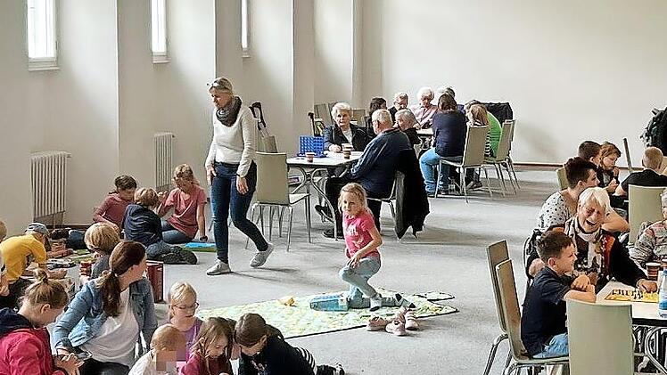 Gemeinsam wurde in der Alten Aula gespielt und gelacht.