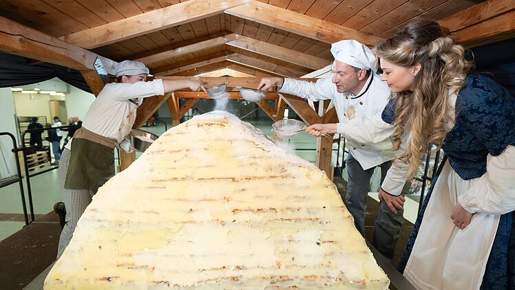 Dresdner Bäcker arbeiten an Riesenstollen für das Stollenfest