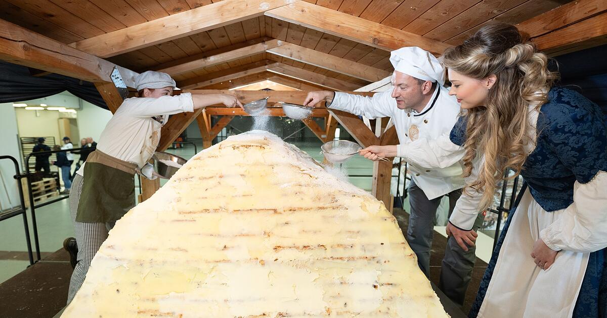 Dresdner-Stollenb-cker-setzen-XXL-Striezel-zusammen